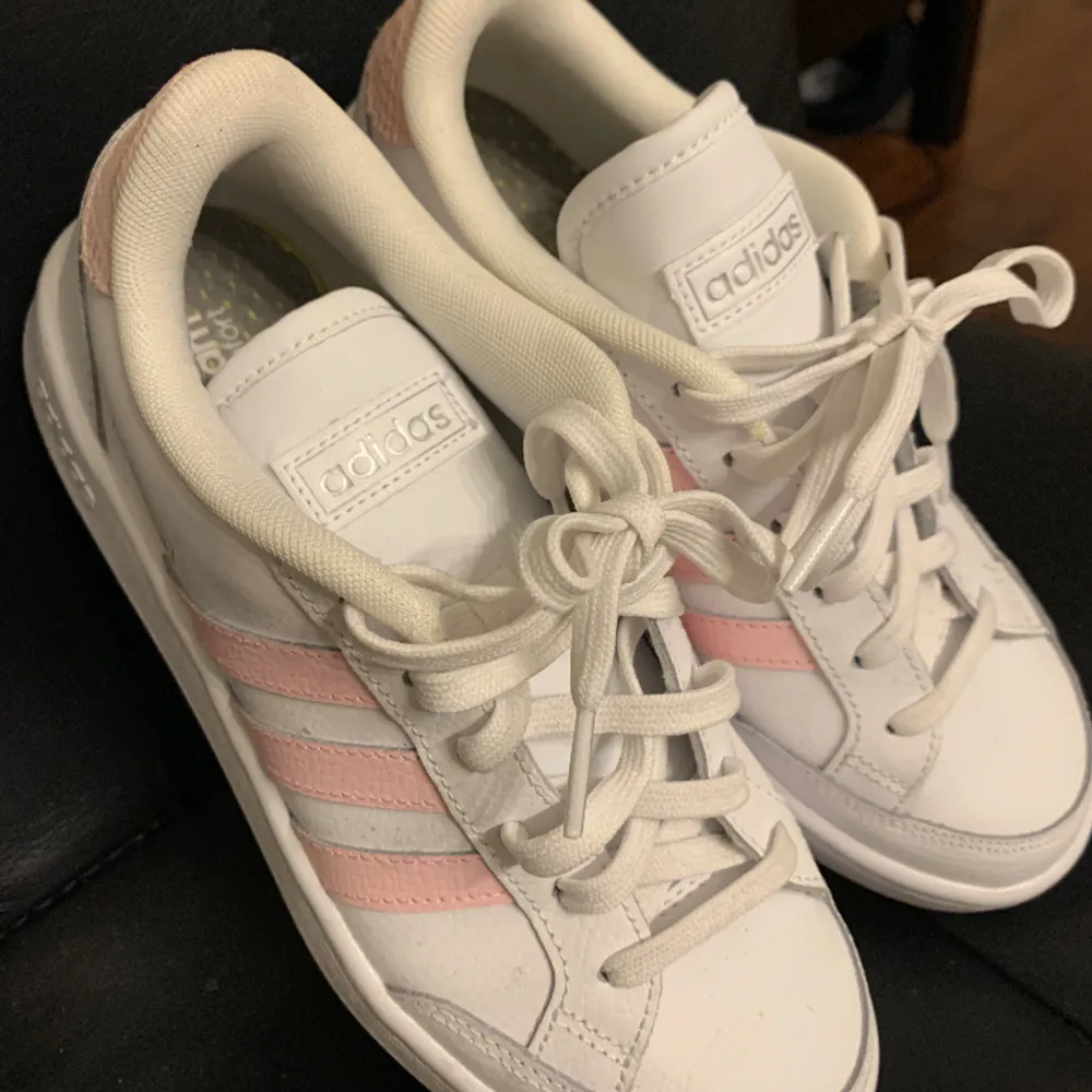 Vita adidasskor med ljusrosa ränder. Storlek 38, i nyskick🥰🥰. Skor.