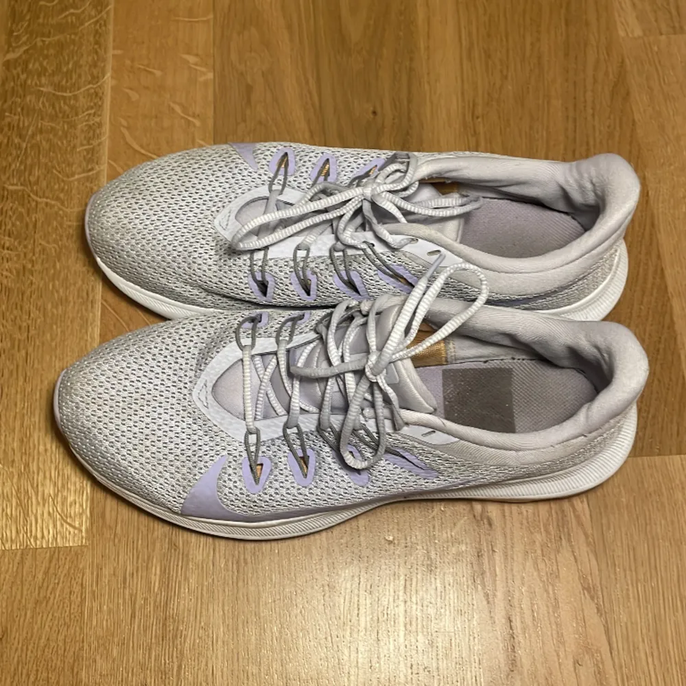 Ett par lila Nike skor i storlek 40 . Bra skick, inte använts utomhus utan ändats som dansskor.. Skor.