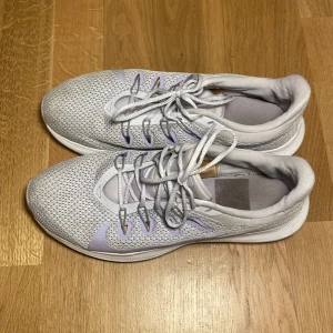 Gympaskor (Nike) - Ett par lila Nike skor i storlek 40 . Bra skick, inte använts utomhus utan ändats som dansskor.