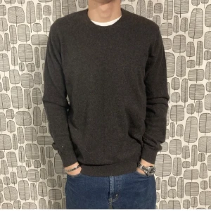 Uniqlo Kashmirtröja - Säljer denna riktigt snygga och sköna kashmirtörja! Den är i riktigt bra skick, 9/10. Ny pris 1500 kr! Hör av er vid minsta lilla fråga och priset är självklart inte hugget i sten! (Inte mina bilder)