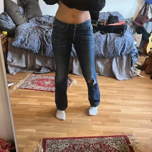 Replay jeans  - Jeans köpta i England på secondhand w:30 L:32. Midjemått mått: 80 och innerbenslängden: 85💗💗