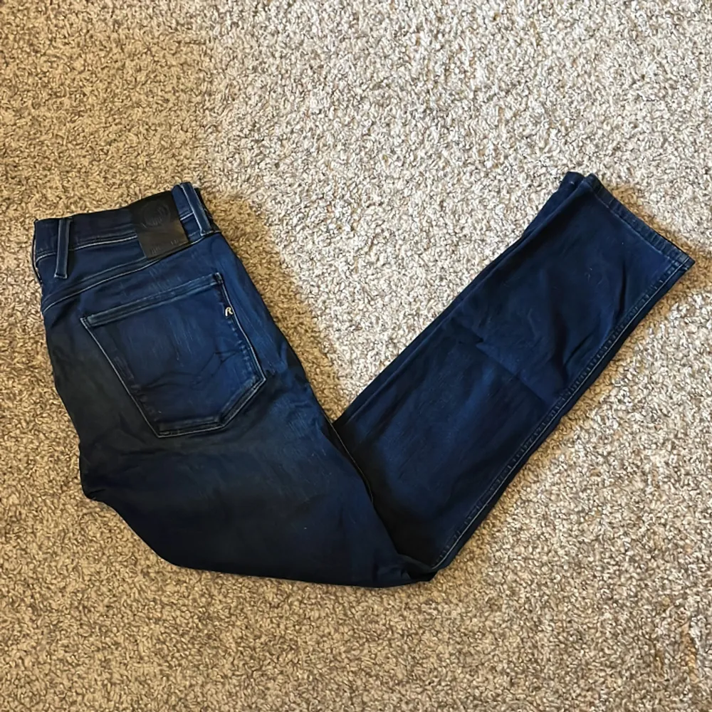 Blåa jeans från replay i modellen Anbass. Storlek W31 L32. Skick 8/10. Vid fler frågor, skriv gärna privat // AR. Jeans & Byxor.