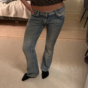 Lågmidjade bootcut jeans  - Såååå snygga  Midjemått: 40cm Innerbenslängd: 81cm