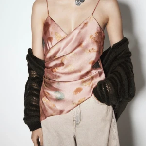 Zara linne - Somrigt linne med blommönster. Använd en gång för ett fotoprojekt så i princip i nyskick! Storlek S