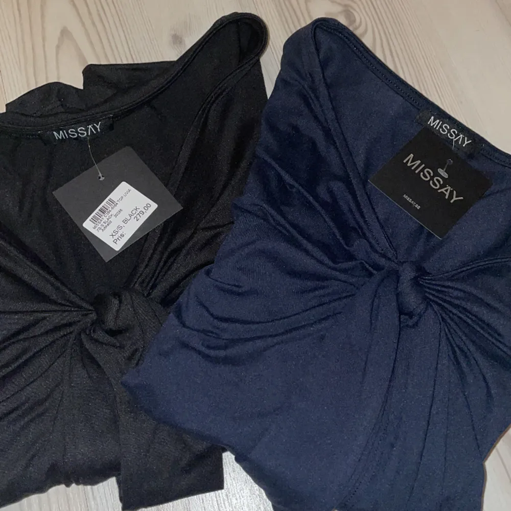 Säljer dessa två jättefina tröjorna från Missäy💘,världens skönaste material,båda i xs/s,en svart och en blå helt oanvända endast testade,dem var tyvärr för små för mig🥲💞 ser ut som den från design by si   (Första bilden lånad)💕. Blusar.