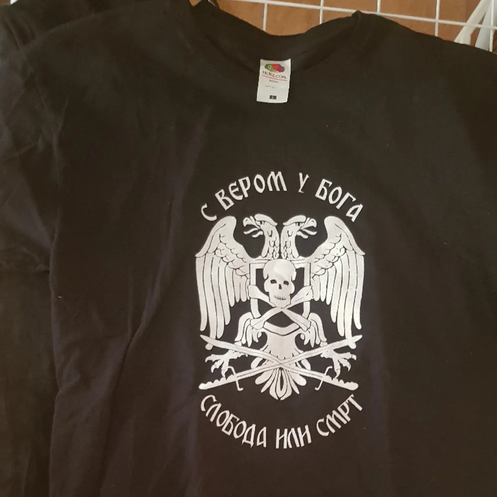 T-Shirt med ryskt emblem tryck. T-shirts.