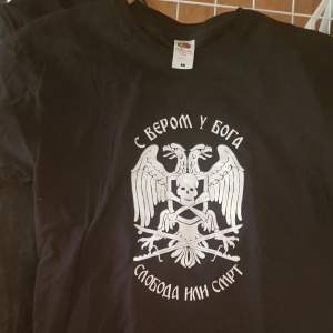 T-Shirt med ryskt emblem tryck