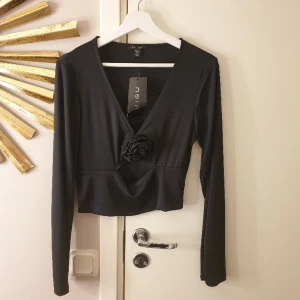 Topp - Topp med ros, ny med prislapp kvar. Upplever den som en storlek L.