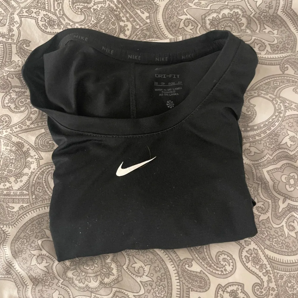 Säljer min Nike tränings tröja då den har blivit för liten stl är xs och jag säljer den för 175+frakt. Pris går att diskutera💕. Hoodies.