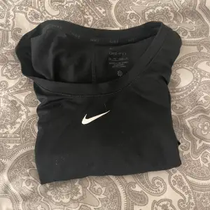 Säljer min Nike tränings tröja då den har blivit för liten stl är xs och jag säljer den för 175+frakt. Pris går att diskutera💕