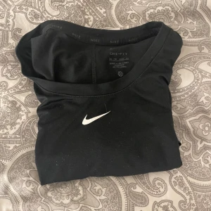 Nike tränings tröja  - Säljer min Nike tränings tröja då den har blivit för liten stl är xs och jag säljer den för 175+frakt. Pris går att diskutera💕