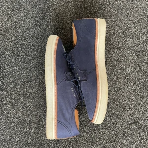 Gant skor strl 41  - Ett par finskor i världigt bra skick! Knappt använda och sitter väldigt bra på foten.  Perfekta skor till våren/sommaren  Ordinarie pris: 1399kr