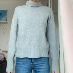 Polotjocktröja  - Super skön och mysig polotjocktröja som knappt är använd🌸🌸 Mudd vid handen💕 Tröjan är ifrån Pieces i stl XS 