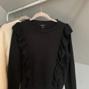 Tröja med volang - Säljer denna tröja med volanger. Bra skick, skriv för bilder på💞