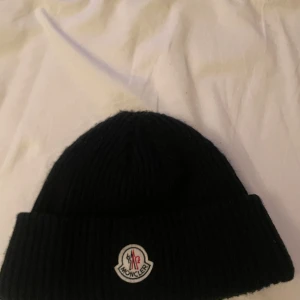 Moncler mössa - Säljer nu Moncler mössan då jag vill köpa en keps ist. 700kr 