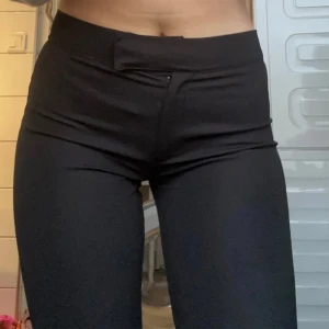 Kostymbyxor  - Lågmidjade kostymbyxor från Nelly, använda max tre gånger