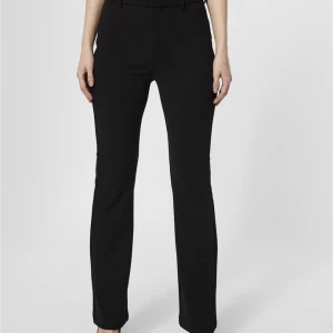 KOSTYMBYXOR - Säljer HELT OANVÄNDA kostymbyxor från VERO MODA. De är av jätte bra kostym material som EJ skrynklas. Storlek: M/30. Perfekt längd. 