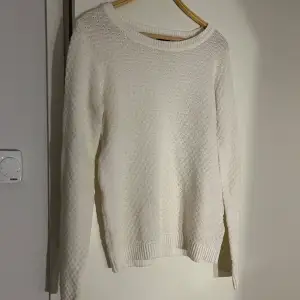 Söt stickad tröja från märket Vila. Långa ärmar och fint stickat mönster 🤍 Kan mötas upp i Örebro eller frakta genom plick 📦
