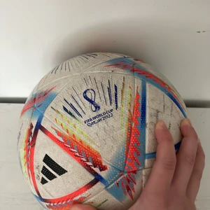 Säljer en World cup boll från 2022 har Använt den i ett halvår - Den är lite trasig men den funkar perfekt 