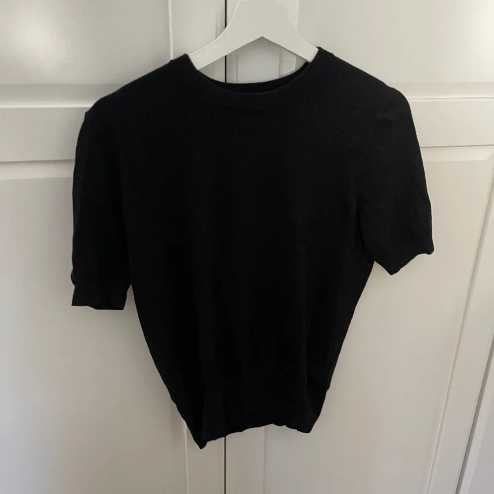 Säljer denna svarta stickade tshirten från Zara. I storlek L men passar mig som vanligtvis är en S. Ny skick!. Stickat.