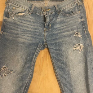 Lågmidjade jeans - Säljer mina super snygga Hollister jeans då jag har för många jeans💗