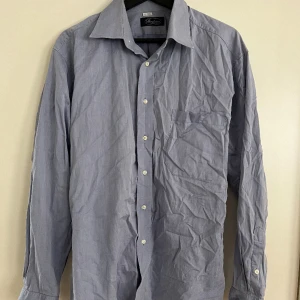 Fräsch Stenströms skjorta - Fint skick, skrynklig tyvärr då jag inte hitta strykjärnet. Väldigt snygg färg. Skriv för mått. Kan frakta och mötas upp.