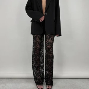 Spetsbyxor - Säljer dessa snygga spetsbyxor då jag köpte 2 olika storlekar. Dom är endast testade så i nyskick! True to size och det medföljer en ”trosa/shorts” man har under 😊