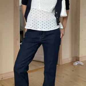 Dobber jeans - Jättefina mörkblå jeans från dobber, storlek W:29, L:28. Vida i benen och i nyskick, aldrig använda💙💙💙  (Obs säljer även väskan)