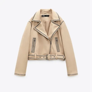 Zara bikerjacka - Säljer denna bikerjacka från zara. Aldrig använd så i väldigt gott skick. Storleken är S men passar mig som är en xs. Tveka inte på att kontakta mig för mer info🥰