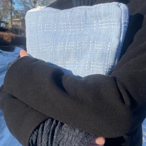 Datorfodral - Blått och vitt datorfodral handsytt på begagnade tyger. Passar alla datorer. Oanvänt. 