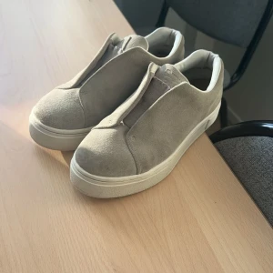 Grå eytys 37 - Grå eytys st 37 💕 köptes här på Plick men var tyvär för stora för mig som brukar ha 37 så passar dig som har st 38💕