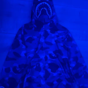 Bape Hoodie - Säljer min bape hoodie på grund av att den var lite för stor på mig. Men inga defekter alls på tröjan? (Dm vid intresse)