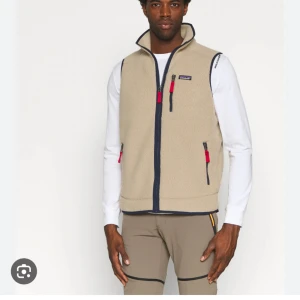 Patagonia väst - Kollar nu intresset för min populära patagonia fleece väst i storlek m. Skick 10/10. Hör av dig vid intresse eller frågor!! 