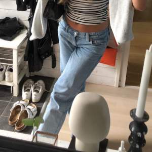 Säljer mina super snygga lågmidjade jeans från weekday eftersom dom är för små i både midjan och längden, perfekta till våren💕💕(första bilden är ungefär 1,5 år sen då dom hade bättre passform)