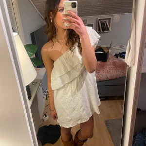 Studentklänning - En jättefin klänning som passar utmärkt till studenten eller allmänt till sommaren. Kan skicka fler bilder om så önskas. Är en S men passar de flesta då den är luftig och med resorband. Frakt är inte inkluderat i priset💕