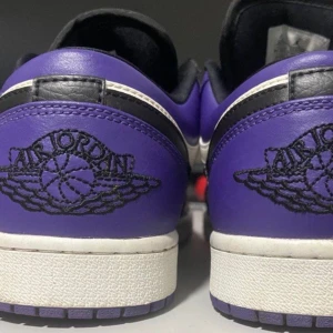 Jordan 1 Low court purple - Storlek 41 Säljer dessa skor p.g.a att jag inte använder dem mer.  De är använda fåtal gånger och sparsamt använd. Her en liten skada på toppen men inte Creaseade. Ny pris 2999kr. (Har ej boxen).