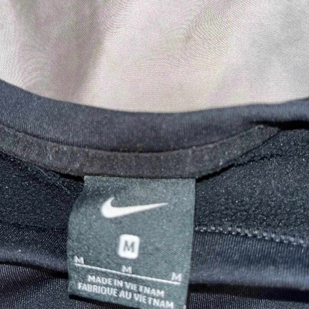 Svart Nike träningströja i helt okej skick, köpt för några år sen.. Tröjor & Koftor.