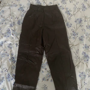 Mörkbruna läderbyxor - Supercoola mörkbruna läderbyxor från GP (Giorgio P.) i äkta läder, köpta på humana för något år sen✨ Tycker verkligen de är svinnice men får aldrig användning för dem!