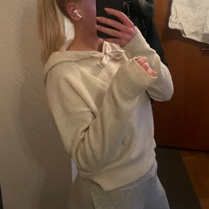 Stickad tröja  - Säljer denna stickade tröja från JDY✨ Så mjuk i materialet och supermysig! 