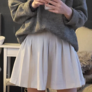 Vit tenniskjol - Passar en st 34 - 36, tror den är köpt på hm eller new yorker. Säljer den för den va sällan använd.