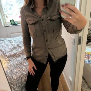 Skjorta  - Khaki grön skjorta från denim, storlek 36.