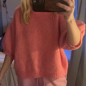 Kortärmad stickad - Säljer denna superfina stickade från Zara. Den är i storlek L och sitter superfint oversized! Har några nästintill osynliga fläckar som man säkert kan få bort, men skriv för bild! 
