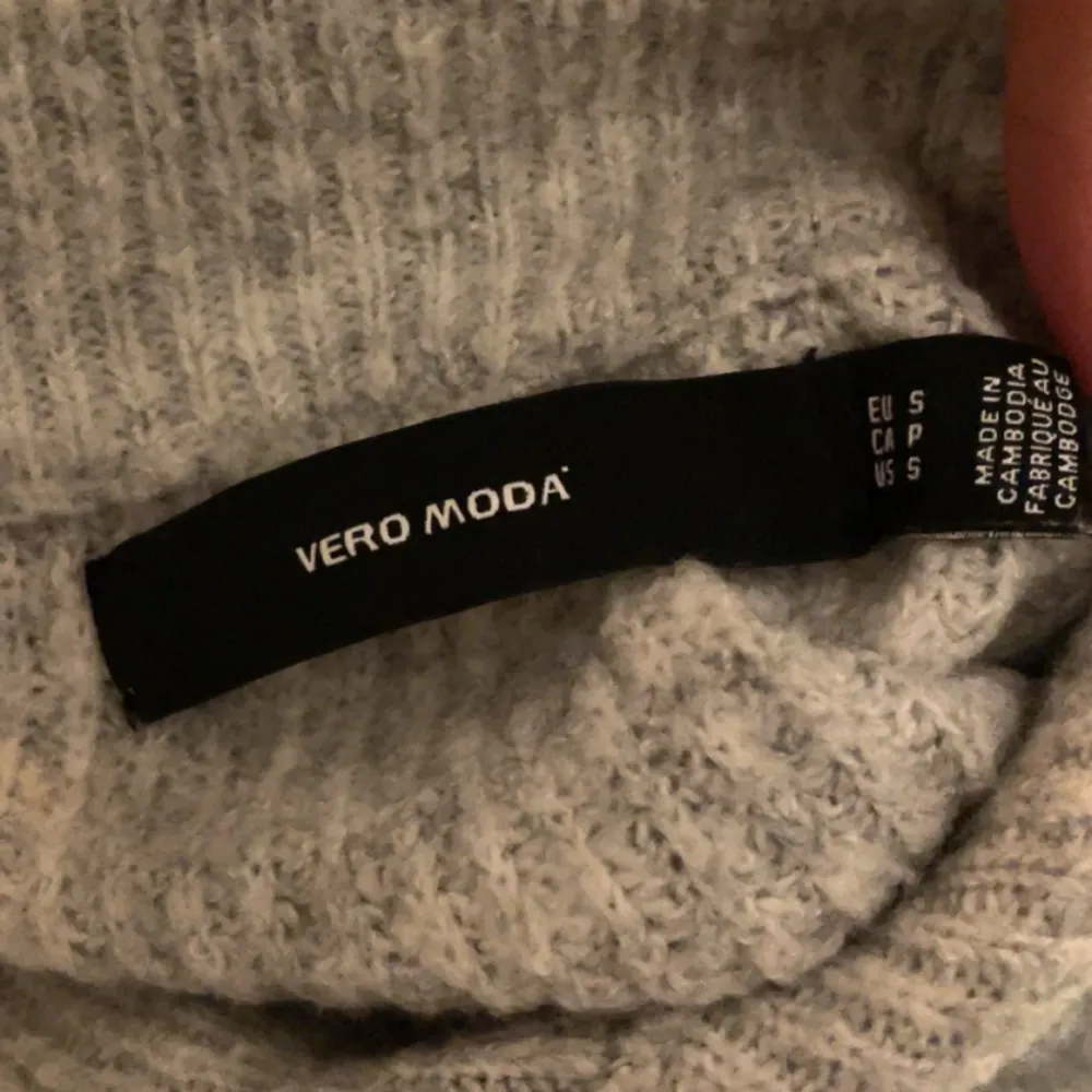 Vero Moda grå med zip. Storlek S. Säljer då den inte används. Inga defekter och användts några gånger. Passar mig som är 165-167. Skriv om du har frågor.💕. Stickat.