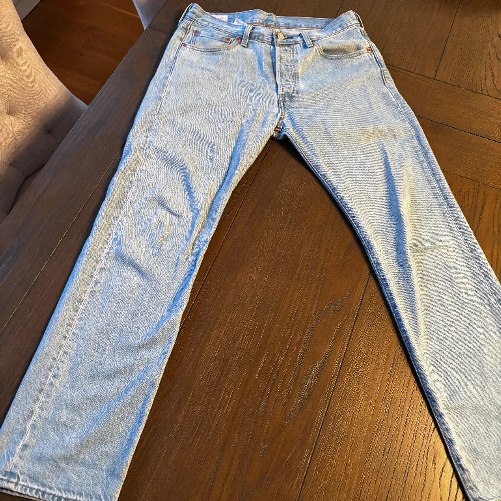 Säljer nu mina Levis jeans för dom inte används längre. Använda sparsamt skick 9/10 Skriv gärna för mer infro!. Jeans & Byxor.