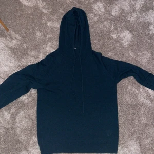 Merino ull hoodie Tiger of sweden - Hej, Säljer min Tiger of Sweden merino ull hoodie i skick 10/10, knappt använd, strl M. Färgen är blågrön. Hör av er vid frågor!