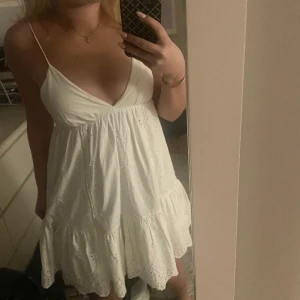 Vit klänning - Säljer denna vita klänningen då den inte kommer till användning🤍 Storlek S men passar även XS då man själv väljer hur mycket man vill spänna där bak, endast använd 1/2 gånger