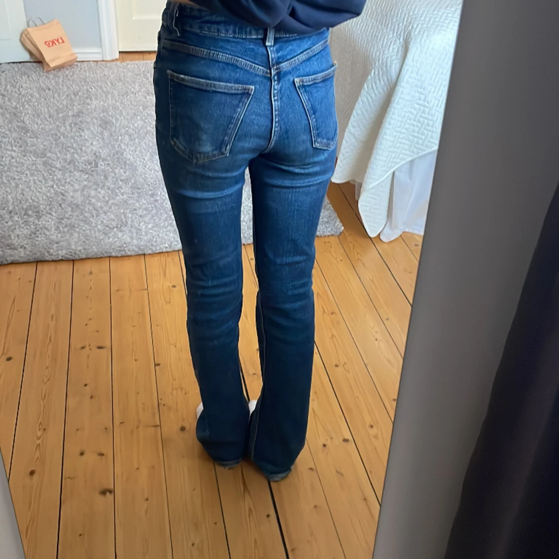 Mörkblå mid waist jeans från Zara  - 90