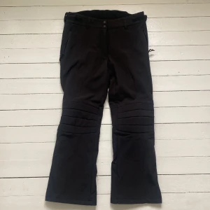 Skid/snowboardbyxor  - Skidbyxor / snowboardbyxor från mckinley. Storlek 46, upplever dem små i storlek men säljes pga för stora för mig (170cm lång och 40 storlek annars) Använda en gång.