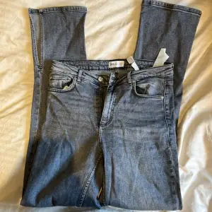 Oanvända jeans ifrån zara med slits 