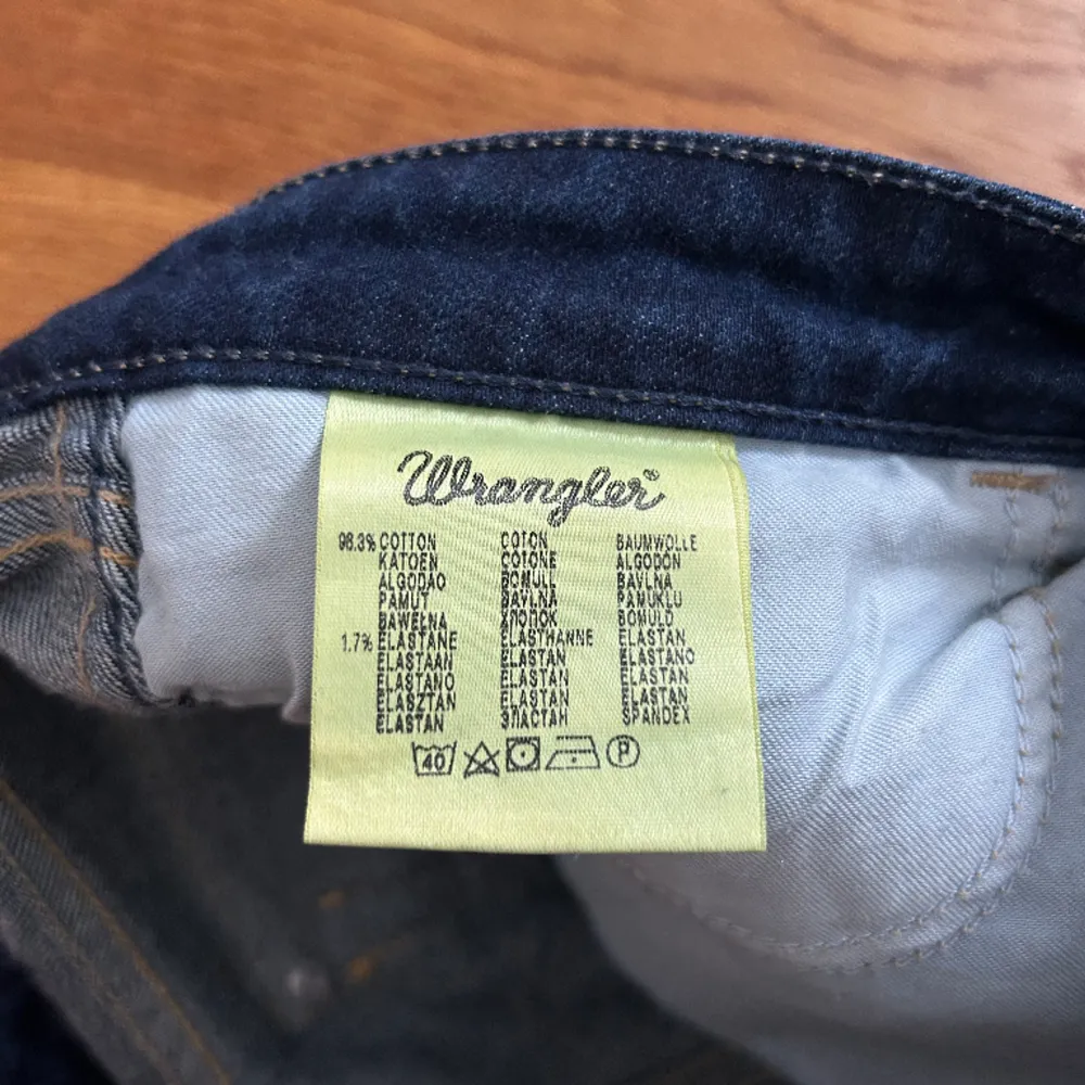 Jättesnygga mörkblåa lågmidjade Bootcut jeans ifrån Wangler. Säljer eftersom att jag inte använder dem. ❤️. Jeans & Byxor.